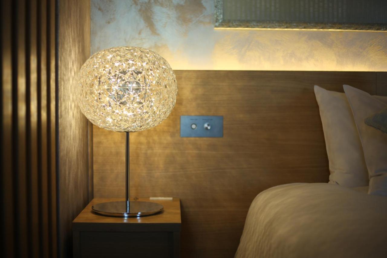Rihga Royal Hotel Kyōto Esterno foto A bedside lamp